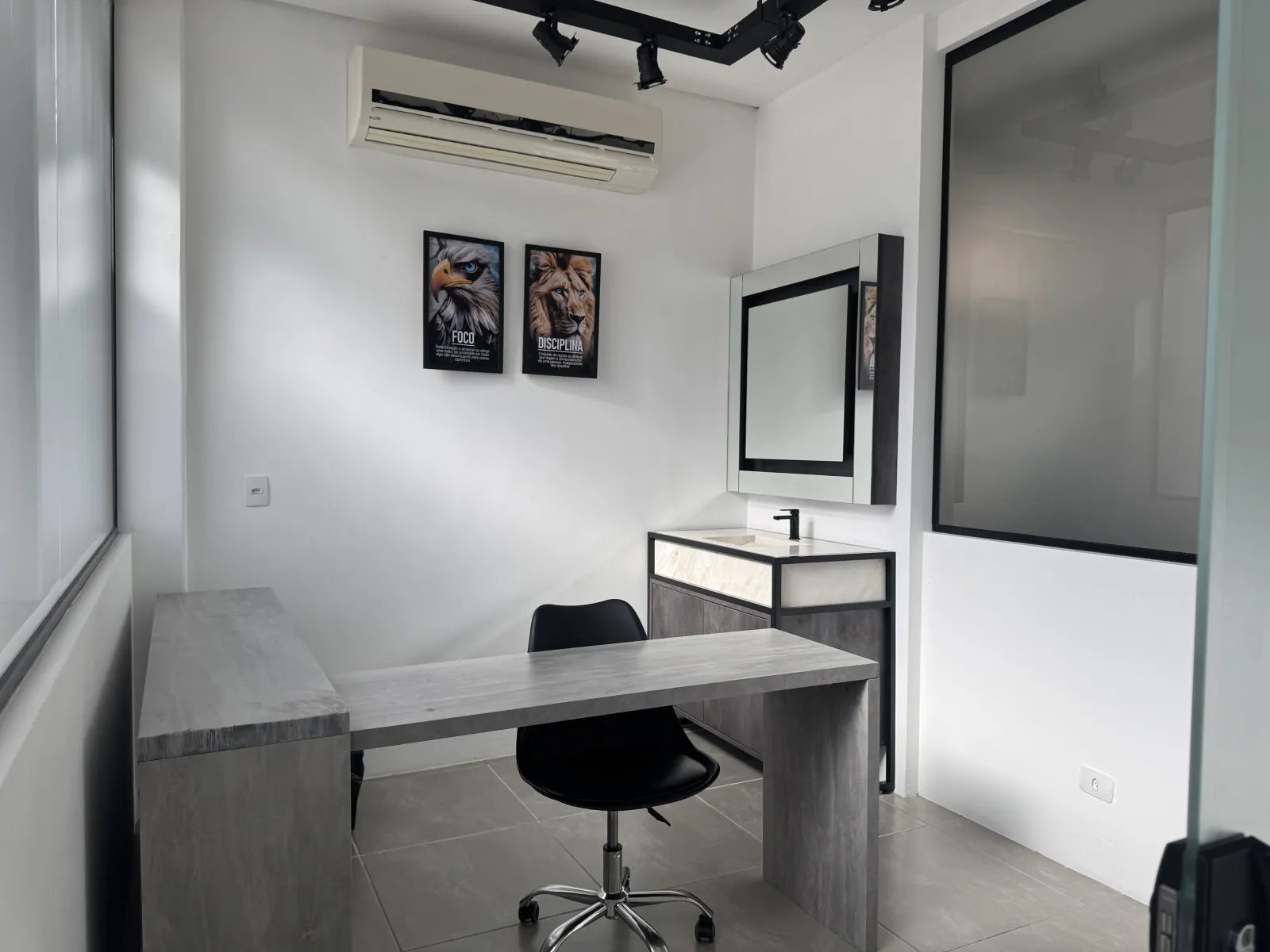 Schuster Clinic: Sala de análise e diagnóstico